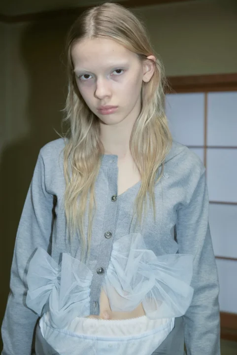 グレーのカーディガンを着用した女性のポートレート