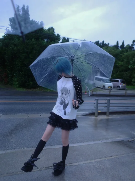 青髪の人物と傘