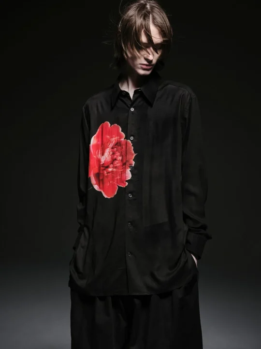 赤い牡丹のシャツを着用したモデル