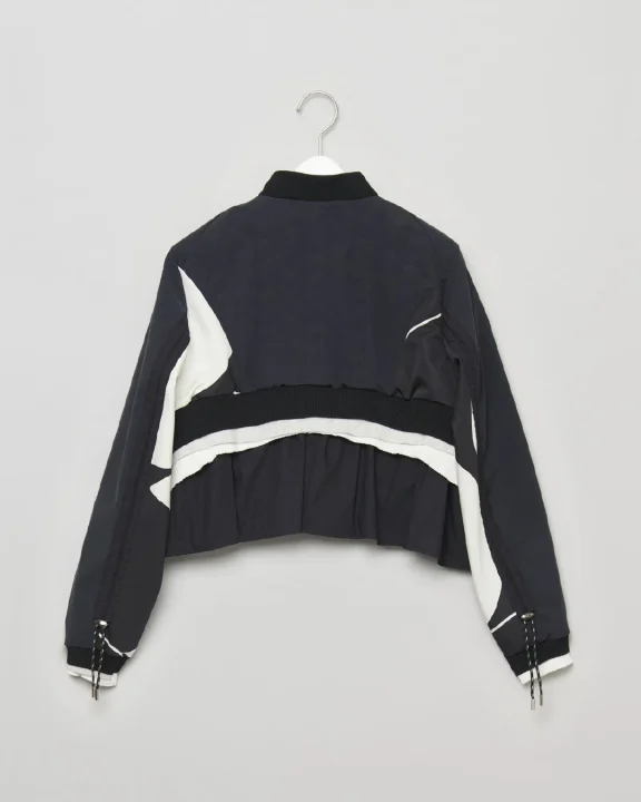 黒と白のモノトーンカラーのショート丈ジャケット