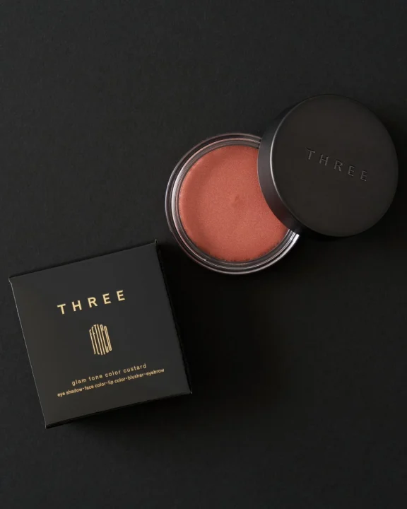 モードな深みで表情を引き締める