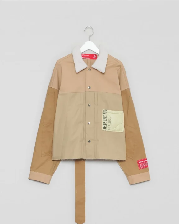 ベージュ系のツートンカラーのジャケット