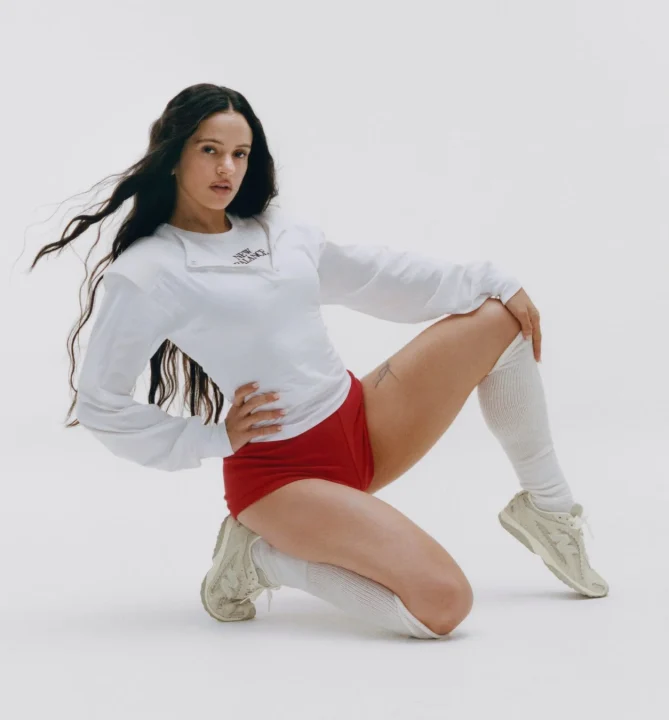 ポーズをとるロザリア