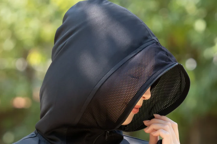 顔と首を保護するUVウェア