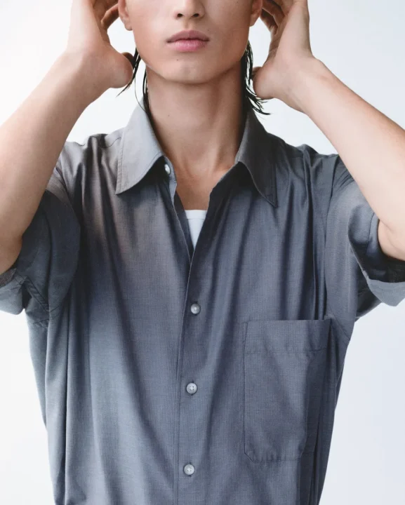 グレーシャツを着用した男性