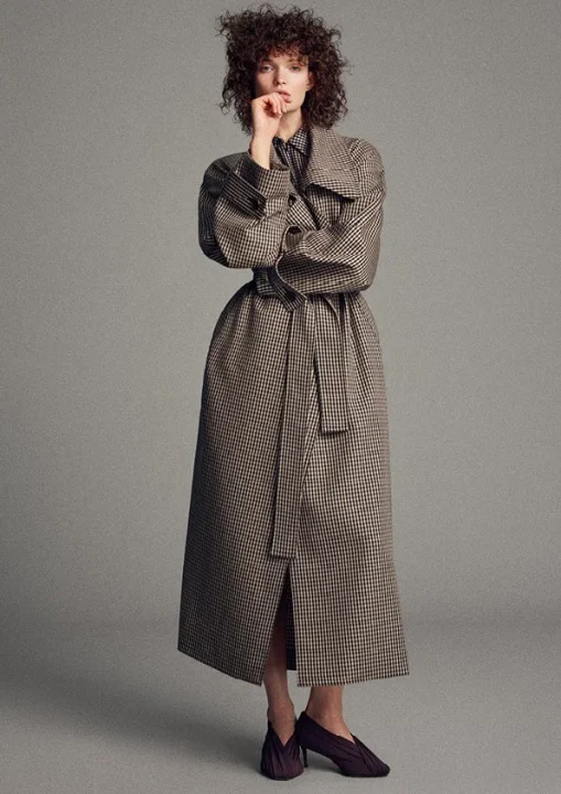 チェック柄のロングトレンチコート