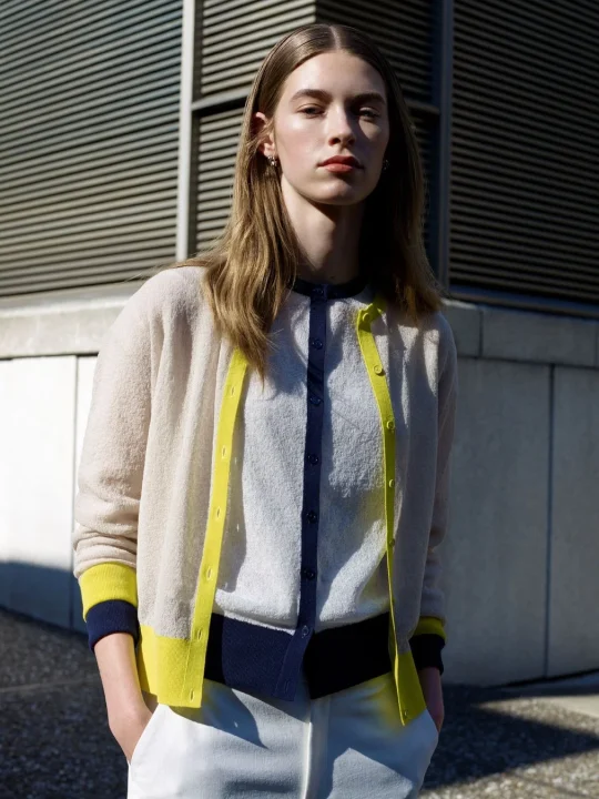 イエローをアクセントにしたカーディガン