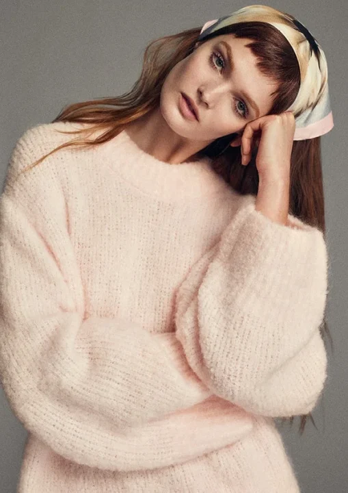 ピンクのオーバーサイズニットとヘッドスカーフ