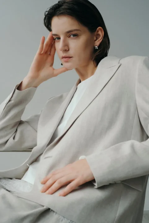 ベージュのジャケットの女性