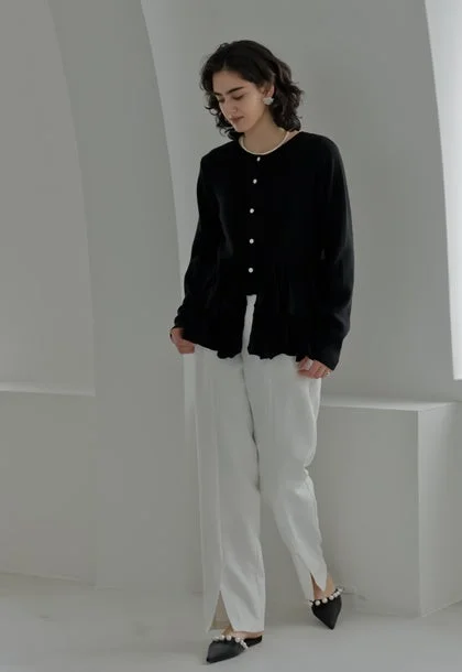黒のペプラムカーディガンと白のスリット入りワイドパンツ