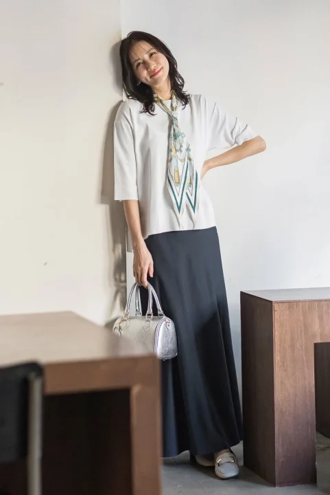 白いトップスと黒いスカート