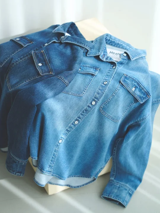 濃淡2色のデニムシャツ