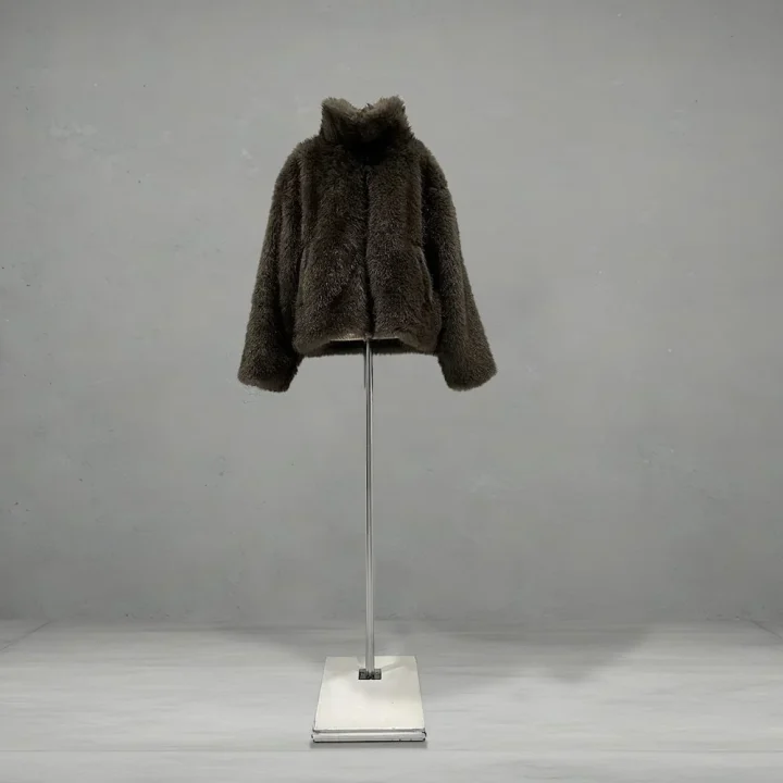 ダークブラウンのフェイクファージャケット