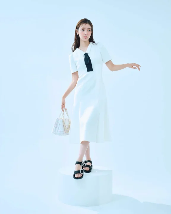白ワンピースのコーディネート全身