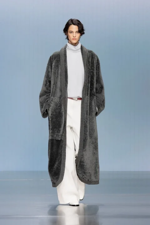 ロングコートと白いタートルネック