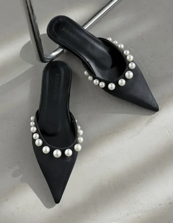 黒いパール飾りのミュール