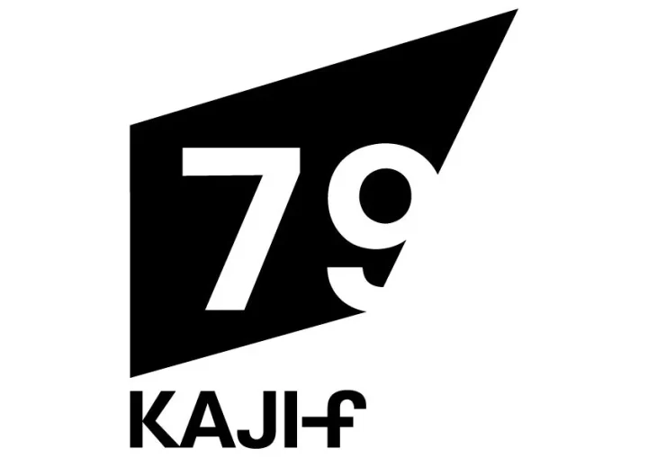 「79 KAJI-f」と書かれたロゴマークです。黒い傾いた四角形の中に白い太字で数字の「79」が大きく配置され、その下に「KAJI-f」の文字が書かれています。ラジオ局のロゴである可能性が高いです。