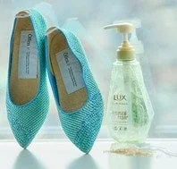 靴とシャンプーボトル