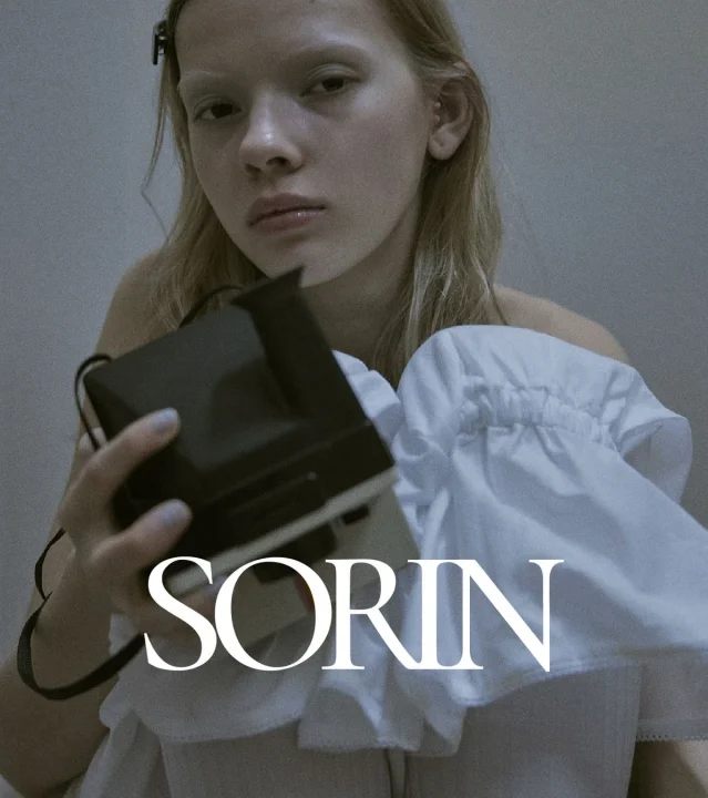 インスタントカメラを構える女性のポートレート