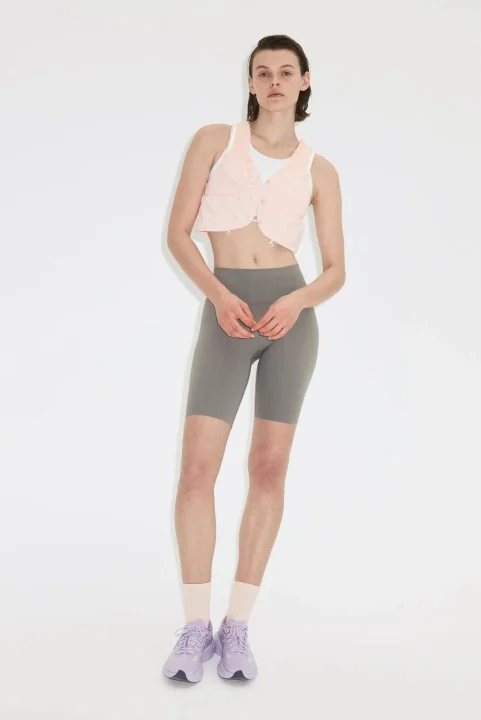 女性モデルのスポーツウェア