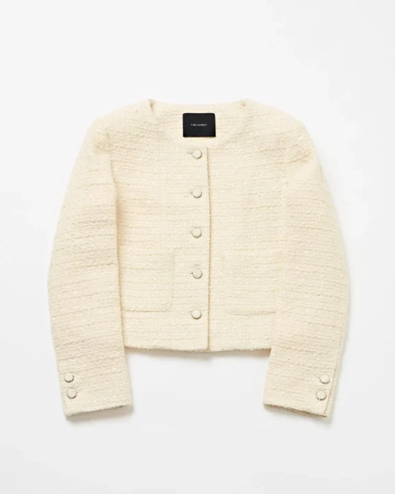 クリーム色のツイードジャケット