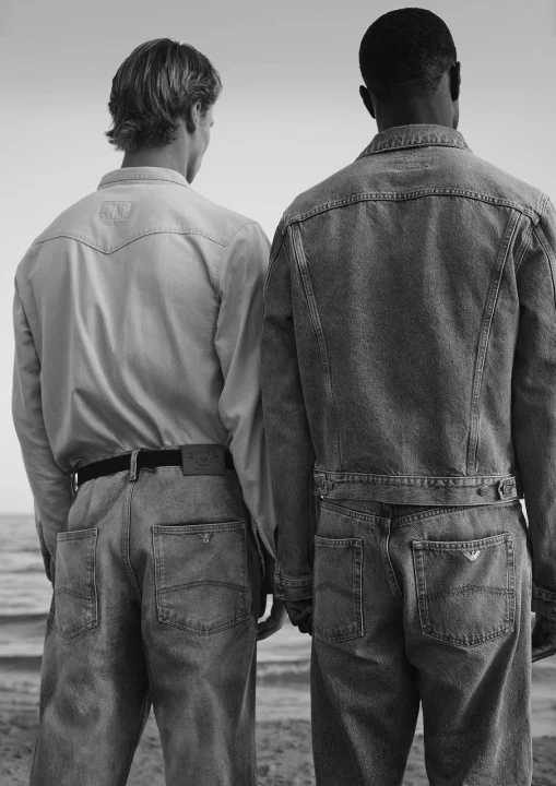 エンポリオ アルマーニ デニムコレクション 後ろ姿