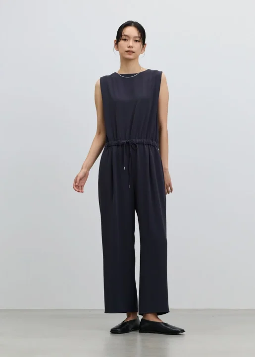 ダークネイビーのノースリーブオールインワン