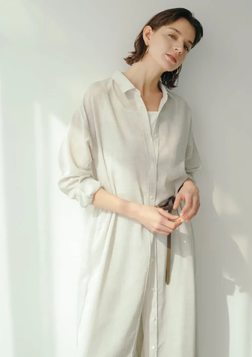自然な美しさを感じさせるシャツワンピース