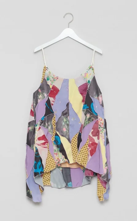 カラフルなパッチワークデザインのキャミソール