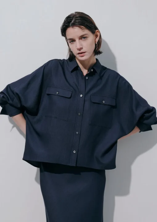 紺色のオーバーサイズシャツとタイトスカートのカジュアルスタイル