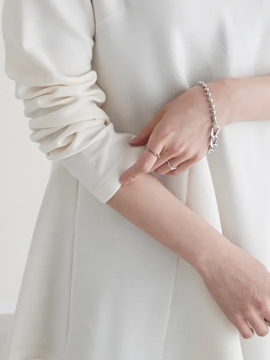 白い服を着た女性の手元