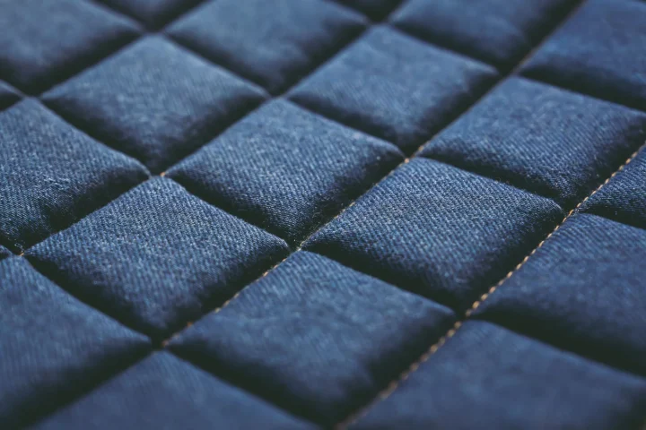 キルティングされたデニム生地のクローズアップ