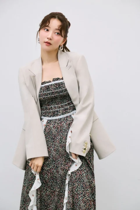 花柄ロングワンピースとベージュブレザー