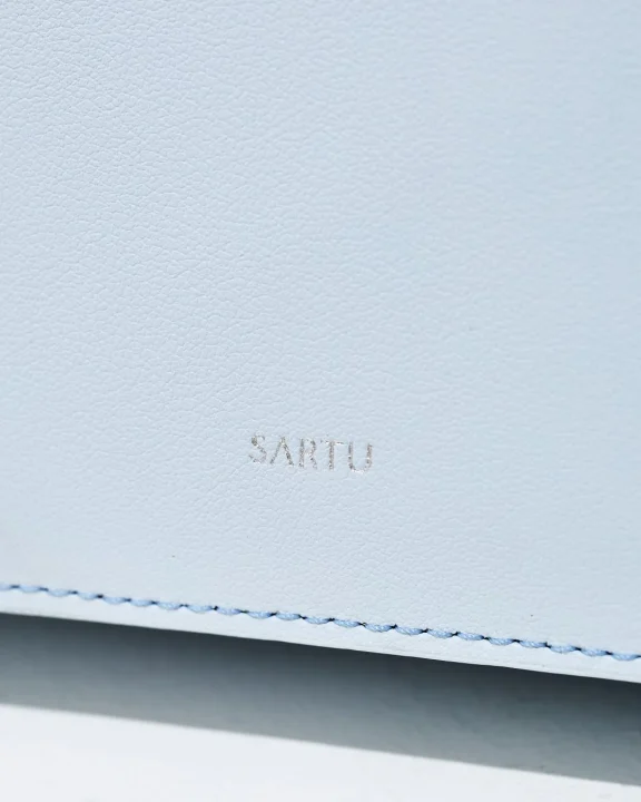 SARTUのロゴが入った革