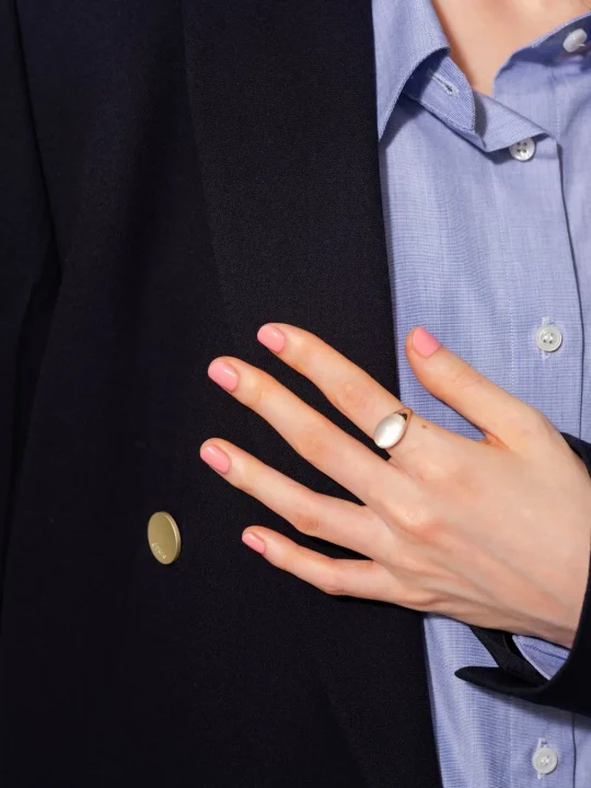 ピンクネイルとブレザー、シャツ