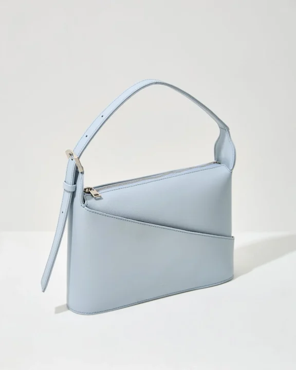 水色のショルダーバッグ