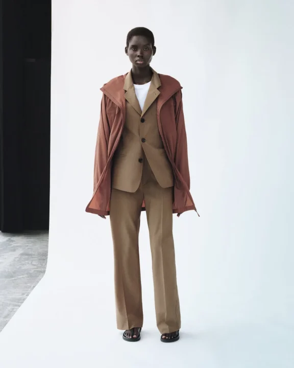 ブラウン系スーツの女性