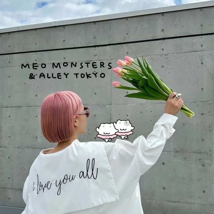 ピンク髪女性とチューリップ