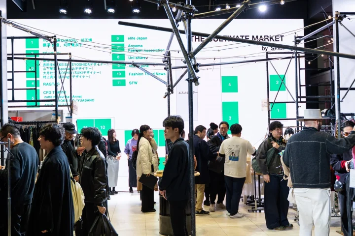 マーケットの様子、多くの人々が商品を見ている