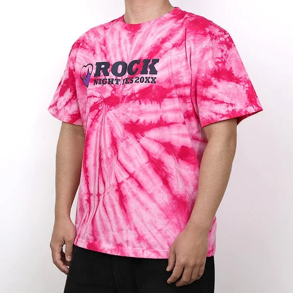 ピンクのタイダイ柄Tシャツを着た人物の胸から下の部分