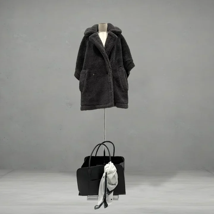マンネキンに展示されたダークグレーのふわふわしたショートコート