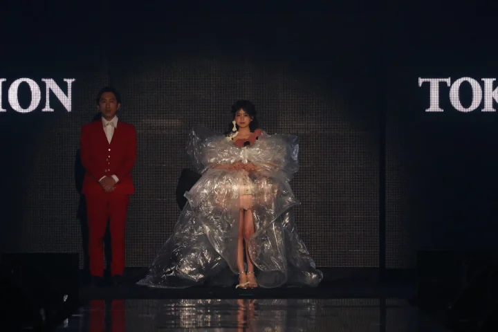 レッドスーツとビニールドレスのファッションショー