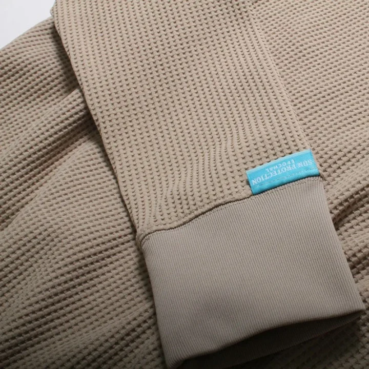 ベージュのワッフル生地トップス