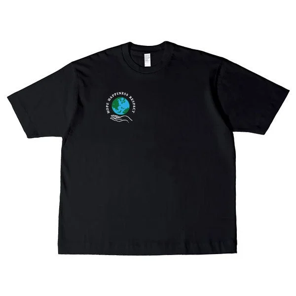 黒いTシャツに、両手で地球を支えるイラストと「HOPE HAPPINESS RESPECT」の文字がデザインされています。