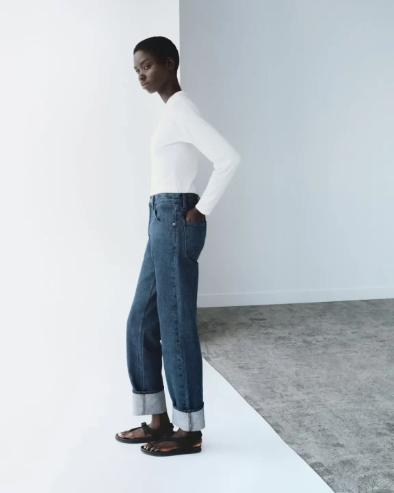 白シャツとデニムの女性