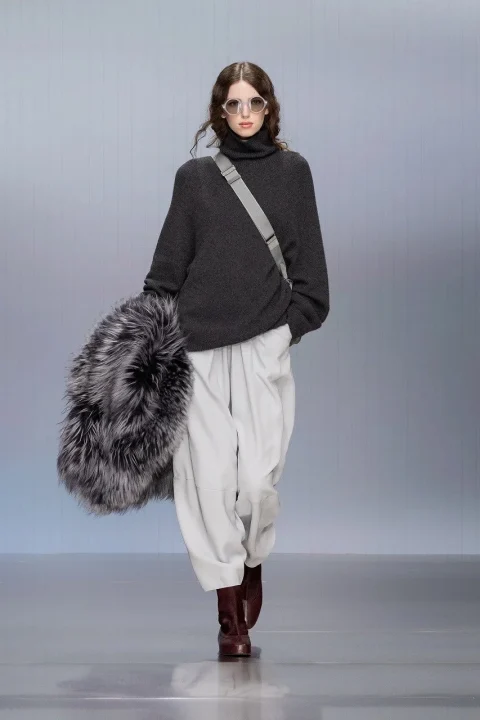 タートルネックとファーバッグ