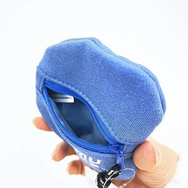 手に持ったジャックのフェイスポーチ