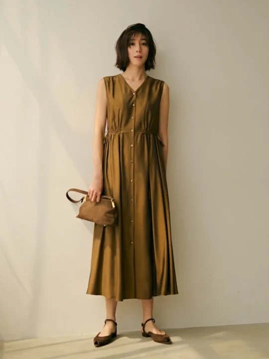 ブラウンのワンピースを着こなす女性