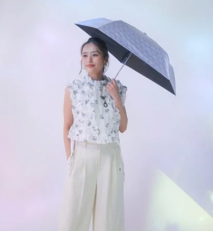 近藤千尋さん 傘を持つ