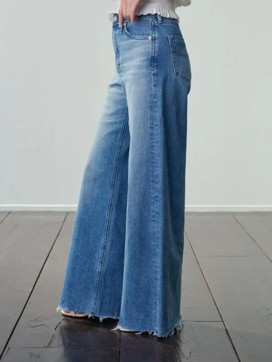 LYDIA CLB 裾のディテール